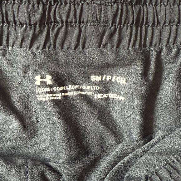 UNDER ARMOR π€π©· womenβs black and pink running shorts size small - Picture 3 of 7
